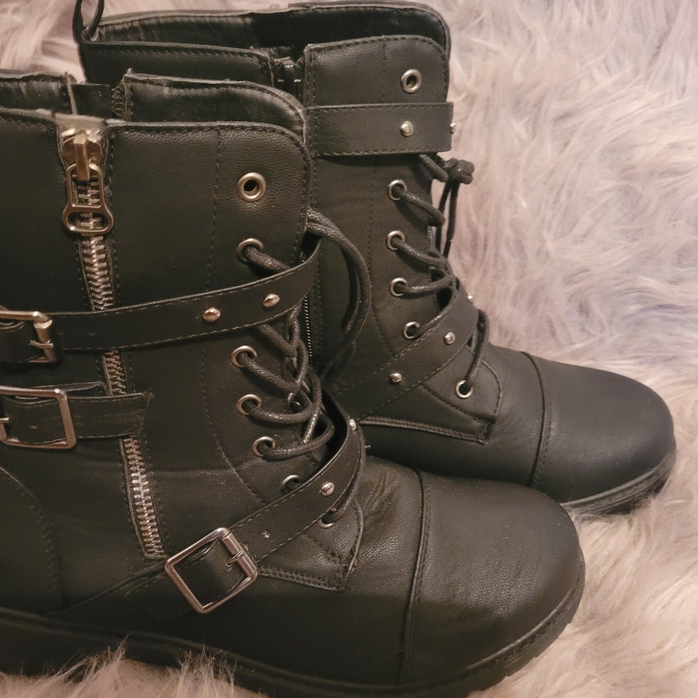 Black boots - Picture 2 of 5